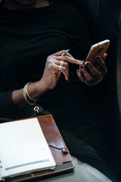 Femme D'affaires Travaillant Au Café