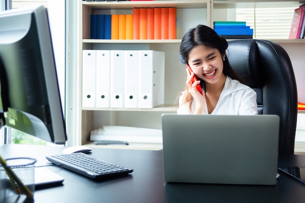 Femme d'affaires travaillant dans le bureau moderne