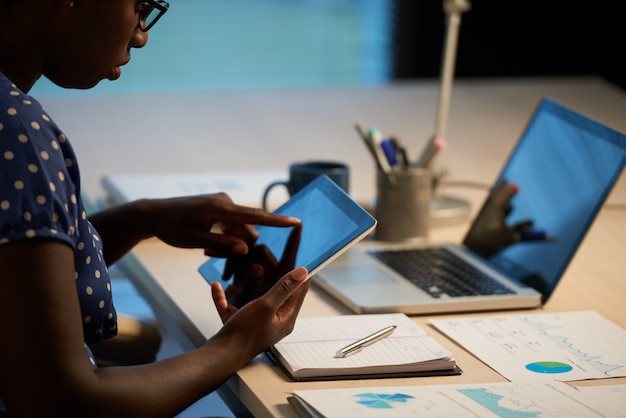 Femme d'affaires travaillant dans un bureau