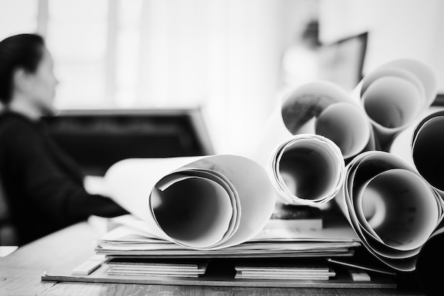 Photo gratuite femme d'affaires travaillant dans un bureau