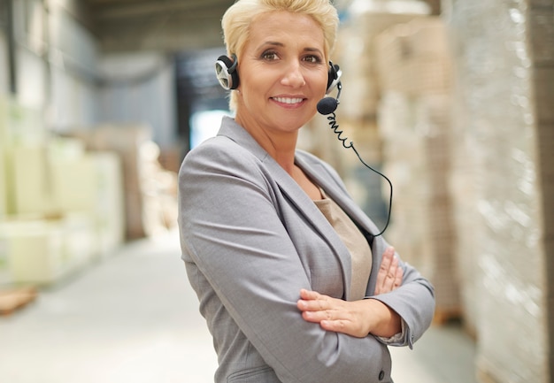 Femme d'affaires travaillant dans l'entrepôt