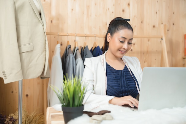 femme d&#39;affaires travaillant dans son atelier de couture