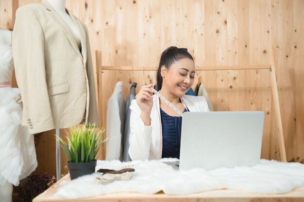 femme d&#39;affaires travaillant dans son atelier de couture