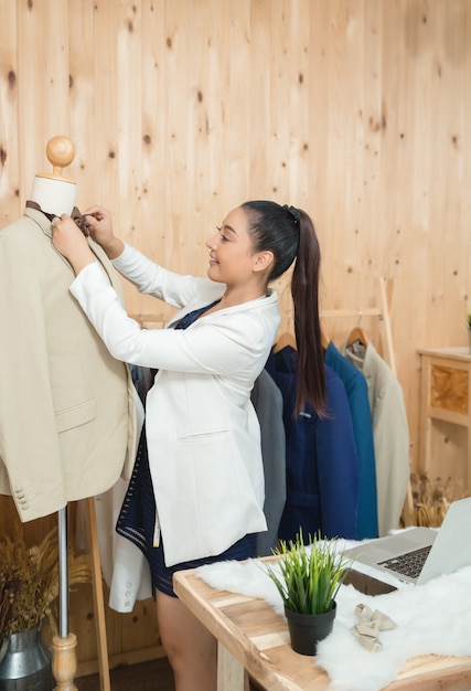 femme d&#39;affaires travaillant dans son atelier de couture