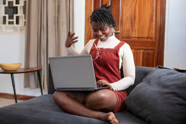 Femme d'affaires travaillant depuis son salon