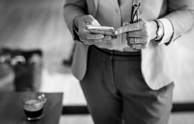 Femme d&#39;affaires travaillant à distance depuis un café