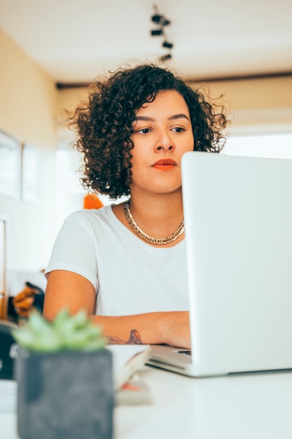 Photo gratuite femme d'affaires travaillant à la maison