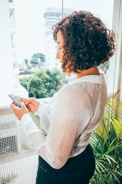 Femme d&#39;affaires travaillant à la maison