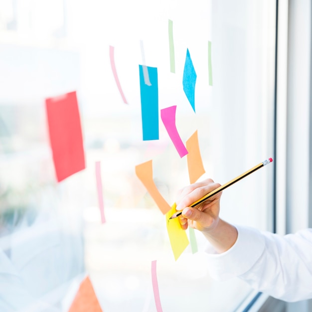 Photo gratuite femme d'affaires travaillant avec des notes dans un bureau