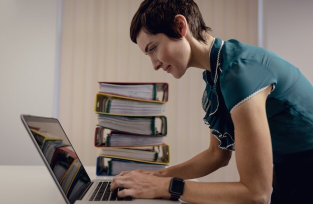 Femme d'affaires travaillant sur un ordinateur portable au bureau