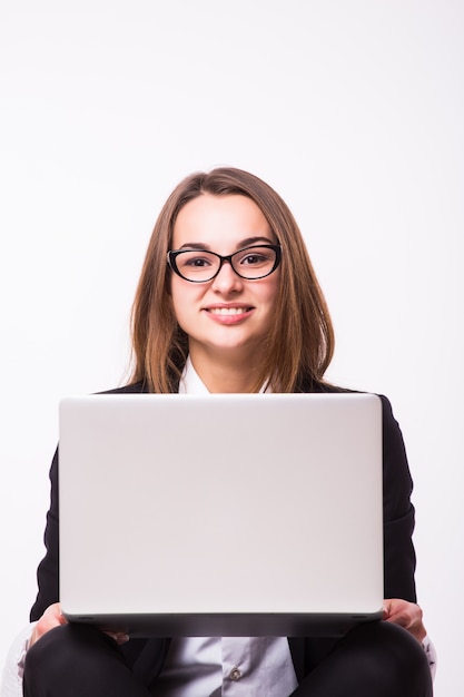 Femme d'affaires travaillant sur ordinateur portable isolé sur mur blanc