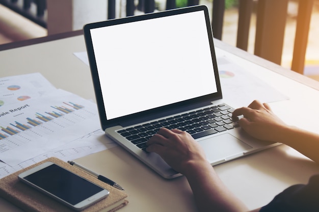 Femme d&#39;affaires travaillant sur ordinateur portable.