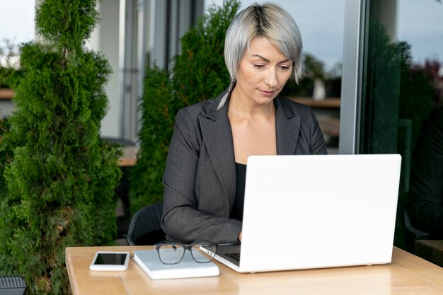 Femme d'affaires travaillant en plein air