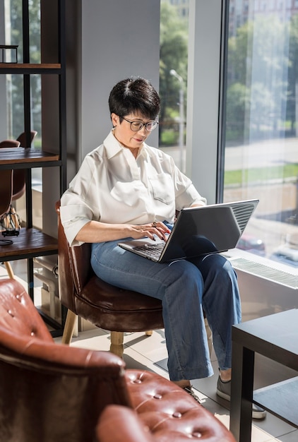 Femme d'affaires travaillant sur son ordinateur portable à l'intérieur