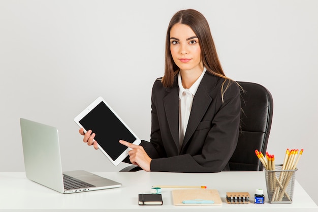 Femme d&#39;affaires travaillant avec tablette