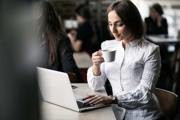 Femme d&#39;affaires travaillant