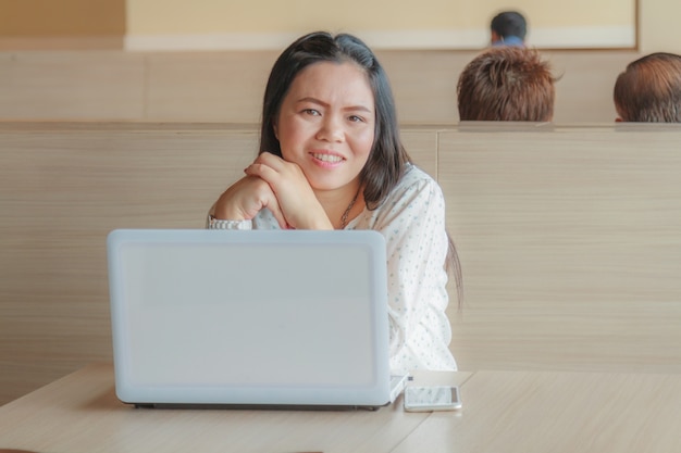 Femme d&#39;affaires travaillant