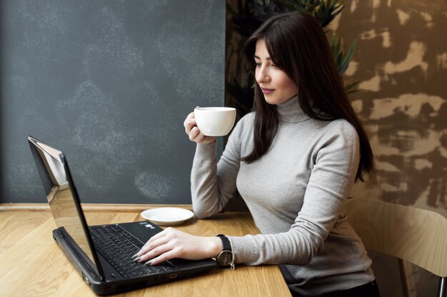 Femme d&#39;affaires utilisant l&#39;internet de travail