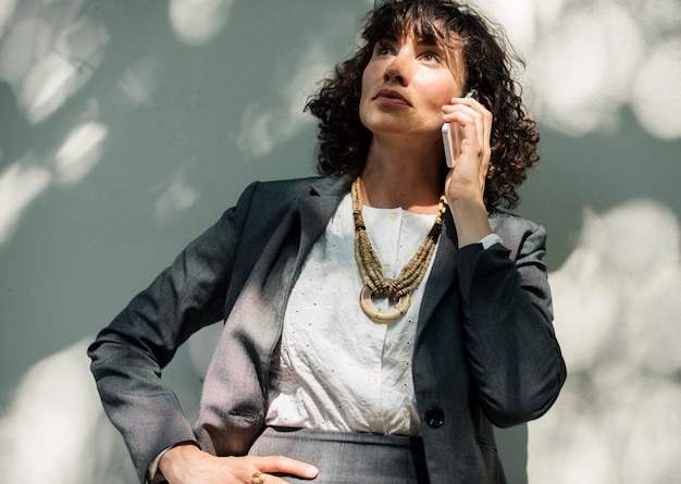 Femme d&#39;affaires utilisant la technologie de communication par téléphone mobile