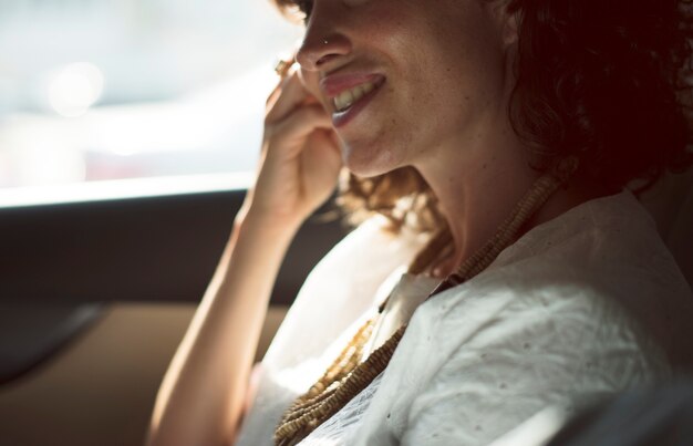 Photo gratuite femme d'affaires utilisant un téléphone portable à l'arrière de la voiture