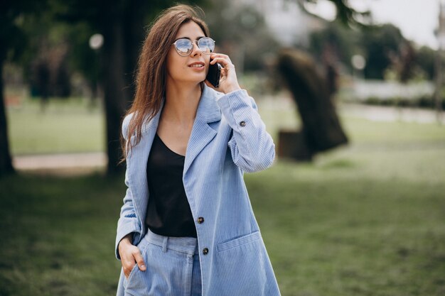 Femme affaires, utilisation, téléphone, dans parc