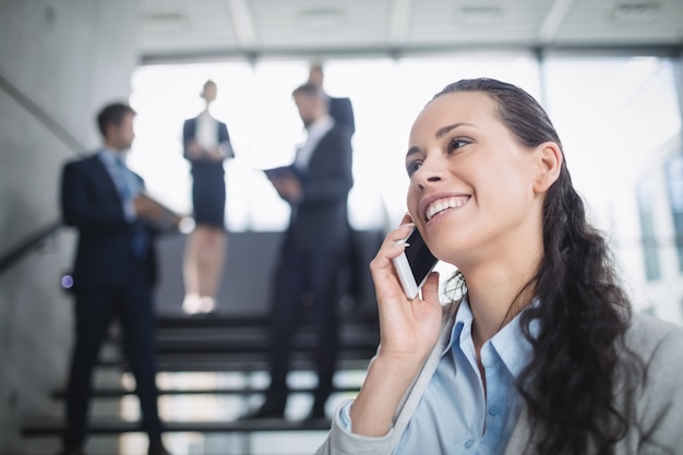 Femme affaires, utilisation, téléphone portable