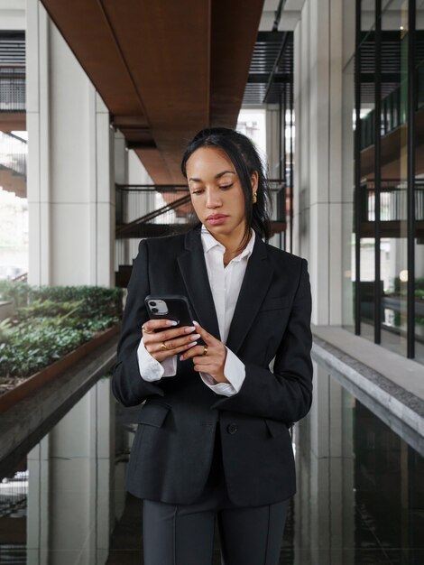 Femme d'affaires vérifiant l'application