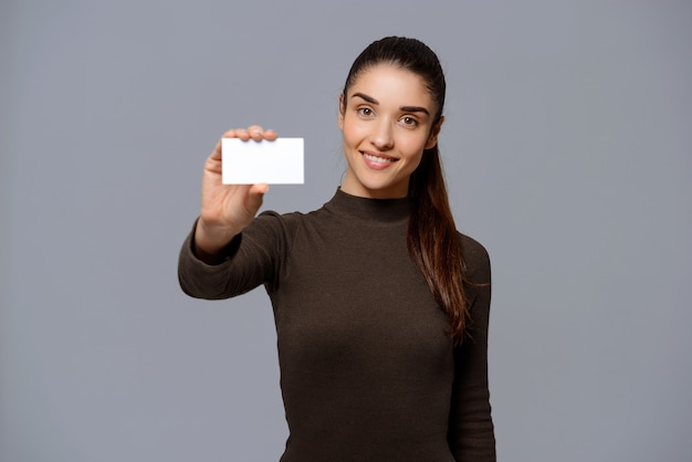 Femme d'affaires vous donne une carte de visite