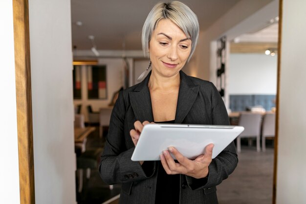 Femme d'affaires vue de face avec tablette