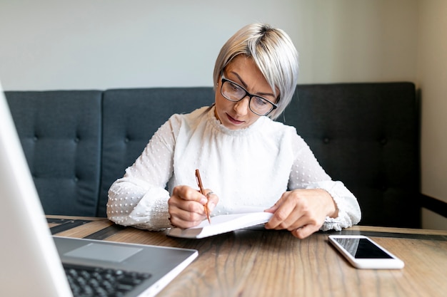 Femme d'affaires vue de face travaillant