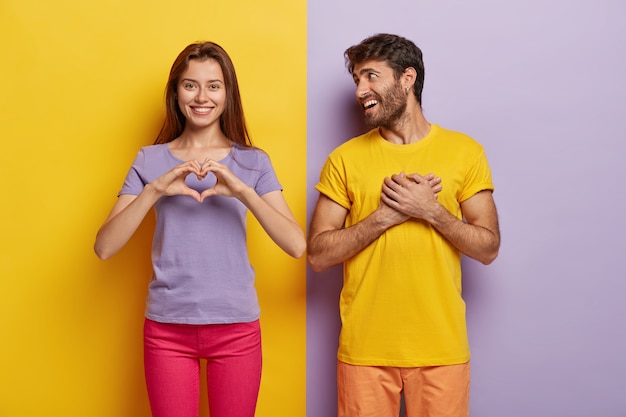 Une femme affectueuse montre un geste de cœur, dit être mon valentine à son petit ami, avoue amoureuse