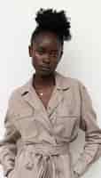 Photo gratuite une femme africaine posant dans un studio.