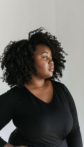 Une femme africaine posant dans un studio.