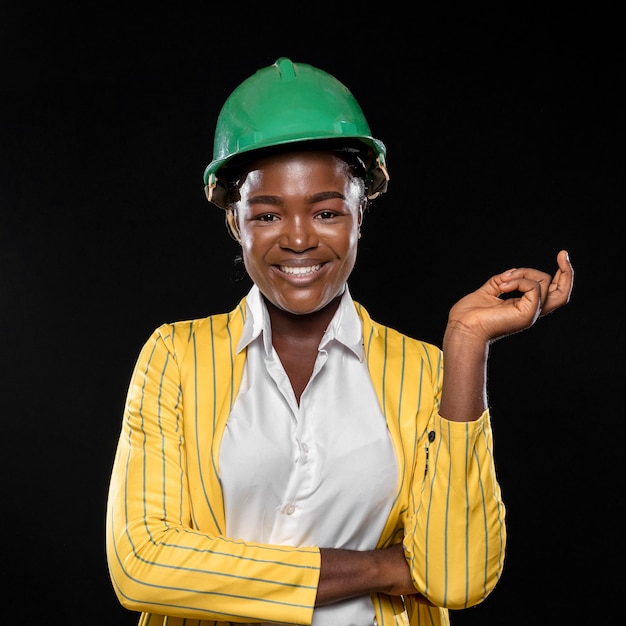 Femme africaine en veste jaune et casquette rigide