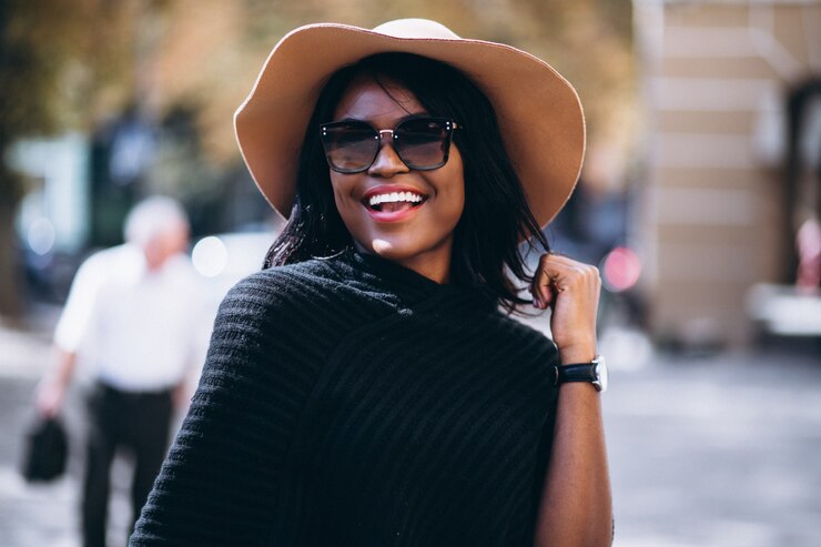 Photo gratuit femme afro-américaine en automne en plein air