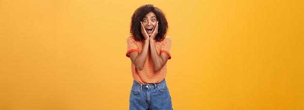 Photo gratuite une femme afro-américaine bavarde impressionnée découvrant les détails chauds de la rumeur étant excitée ravie l