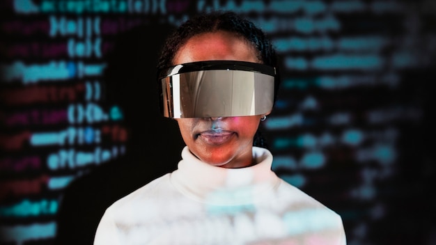 Femme afro-américaine dans la technologie intelligente des lunettes de réalité virtuelle