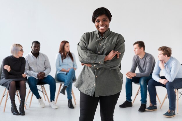 Femme afro-américaine, debout, devant, réadaptation, patients