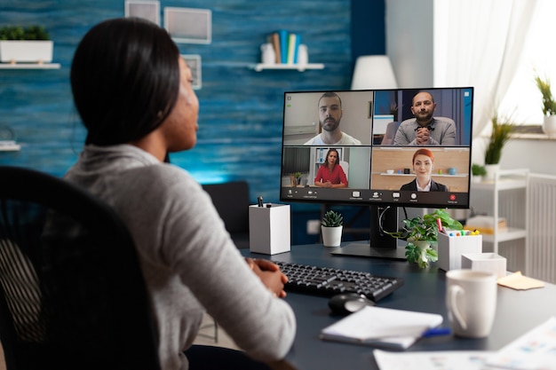 Femme afro-américaine discutant avec une équipe universitaire d'idées de cours de marketing