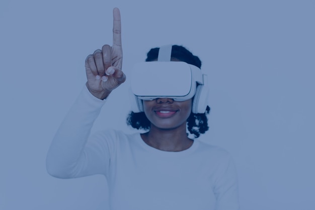 Femme Afro-américaine Expérimentant La Simulation Vr