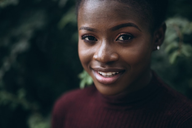 Photo gratuite femme afro-américaine sur fond de brousse verte