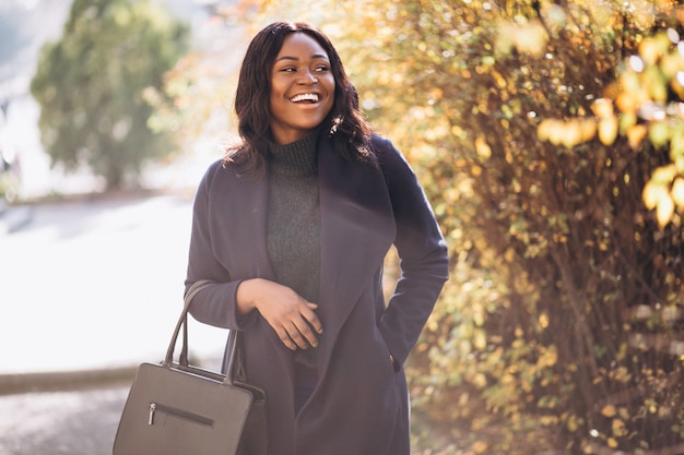 Femme afro-américaine heureuse dans le parc