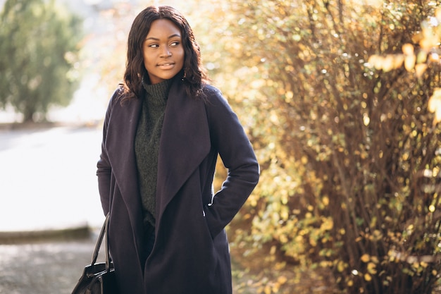 Femme afro-américaine heureuse dans le parc