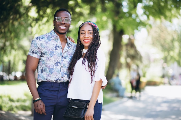 Photo gratuite femme afro américaine et l'homme à l'extérieur