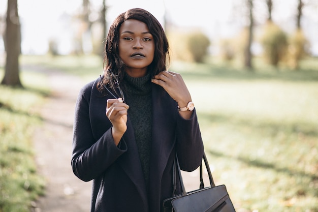 Femme afro-américaine marchant dans le parc