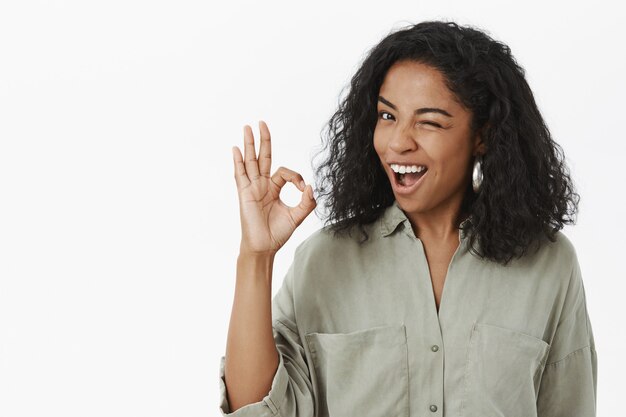 Femme afro-américaine optimiste confiante et insouciante