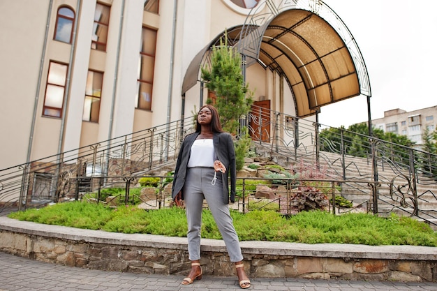 Photo gratuite une femme afro-américaine en plein air contre l'église et prie dieu concept pour la foi, la spiritualité et la religion