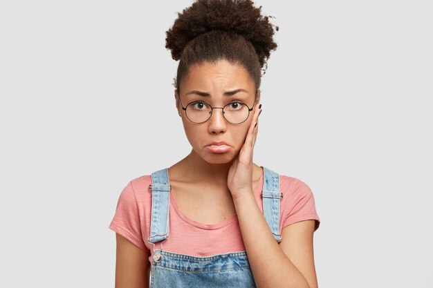 Femme afro-américaine, porter, salopette denim