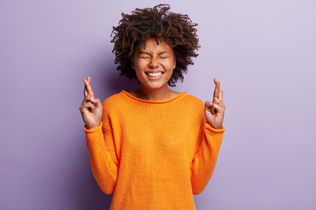 Femme afro-américaine en pull orange