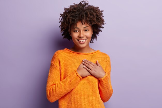 Femme afro-américaine en pull orange